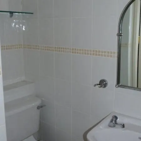 Adelphi بيت ضيافة 2*
