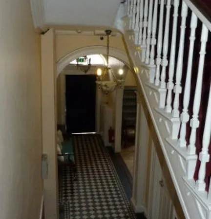 Adelphi بيت ضيافة 2*